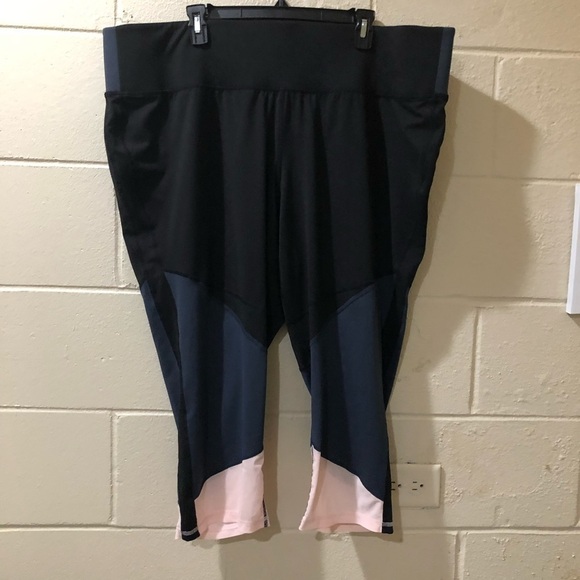 LIVI Black, Blue, & Pink Capri Leggings Size 26/28 - Picture 1 of 8